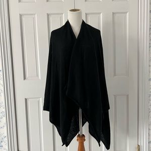 NWT’s J McLaughlin black Rossi cashmere wrap. OS